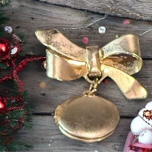 Vintage Gold tone bow and locket brooch